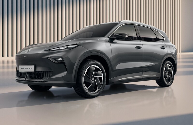 MG Plaza – przegląd gamy elektryków MG na lato 2025: MG4, MG S5, MG S5 EV i Cyberster